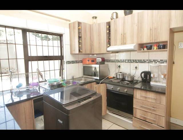 5 BEDROOM HOUSE FOR SALE IN KENSINGTON